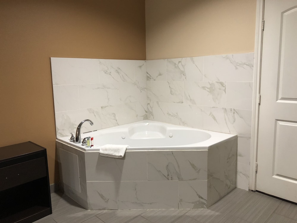 Jetted tub