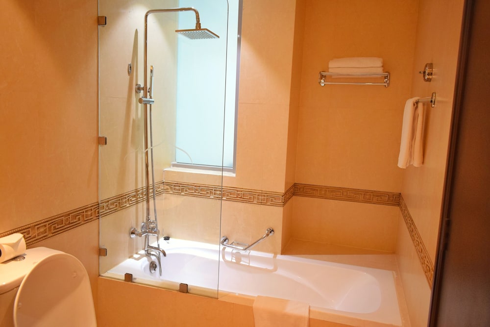 Deep soaking bathtub