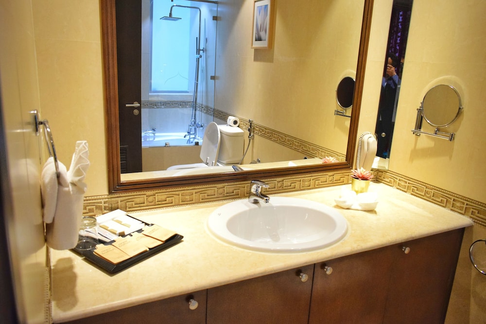Bathroom sink