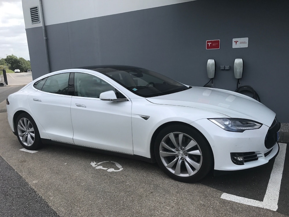 Electric vehicle charging station