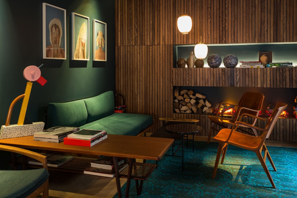Lobby lounge