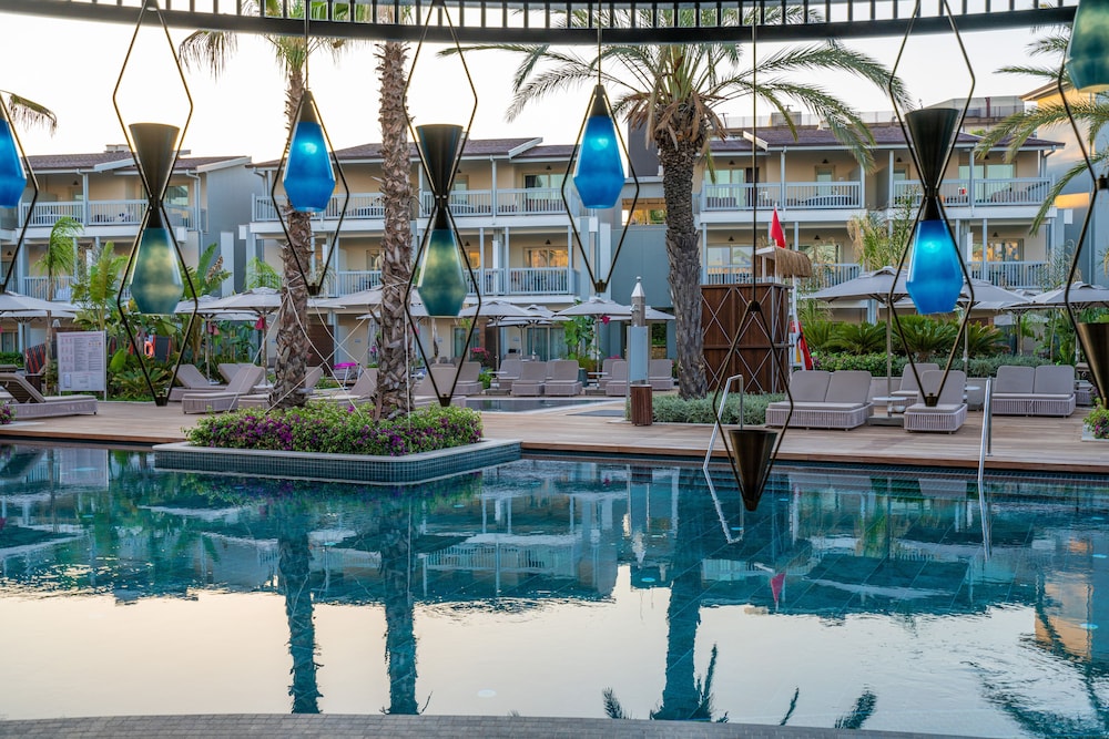 Swim-up bar