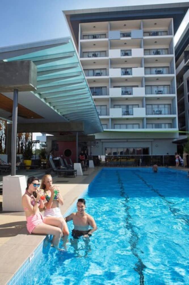 Swim-up bar