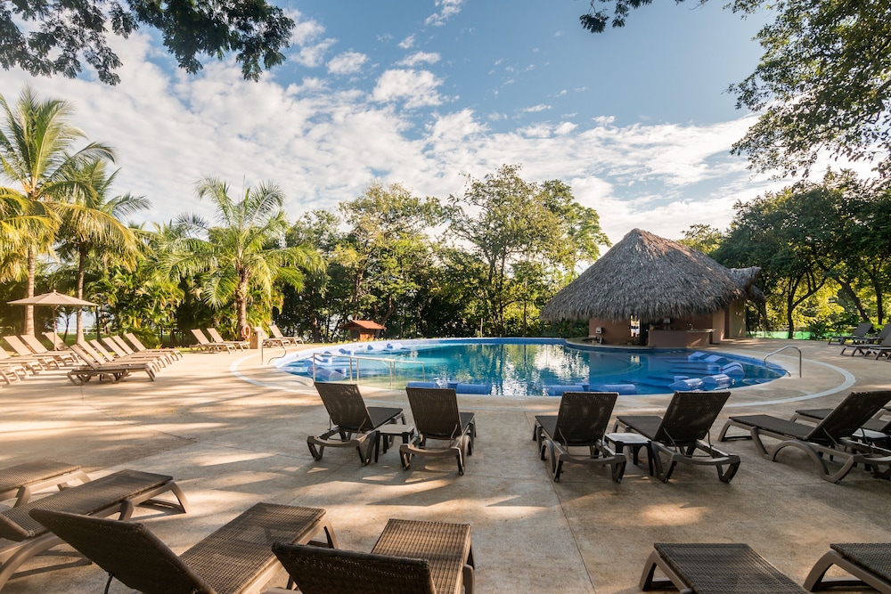 Poolside bar