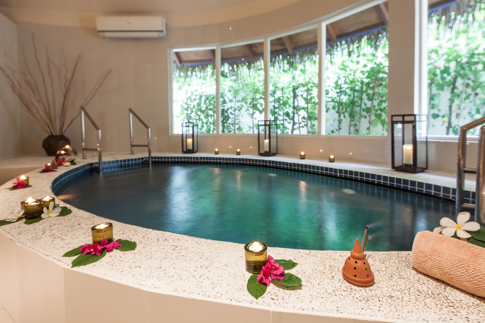 Indoor/outdoor pool