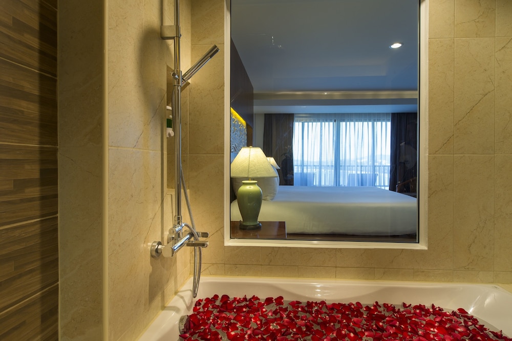 Jetted tub