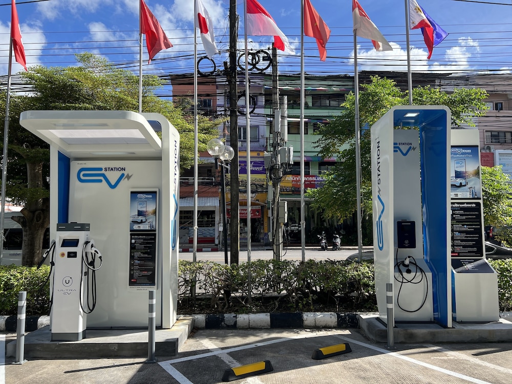 Electric vehicle charging station
