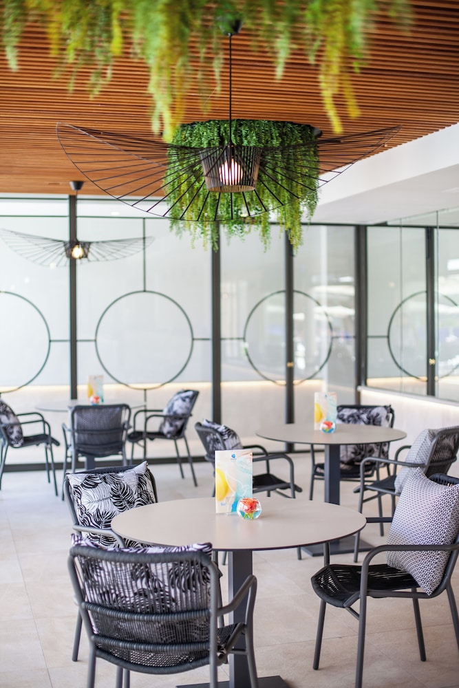 Poolside bar