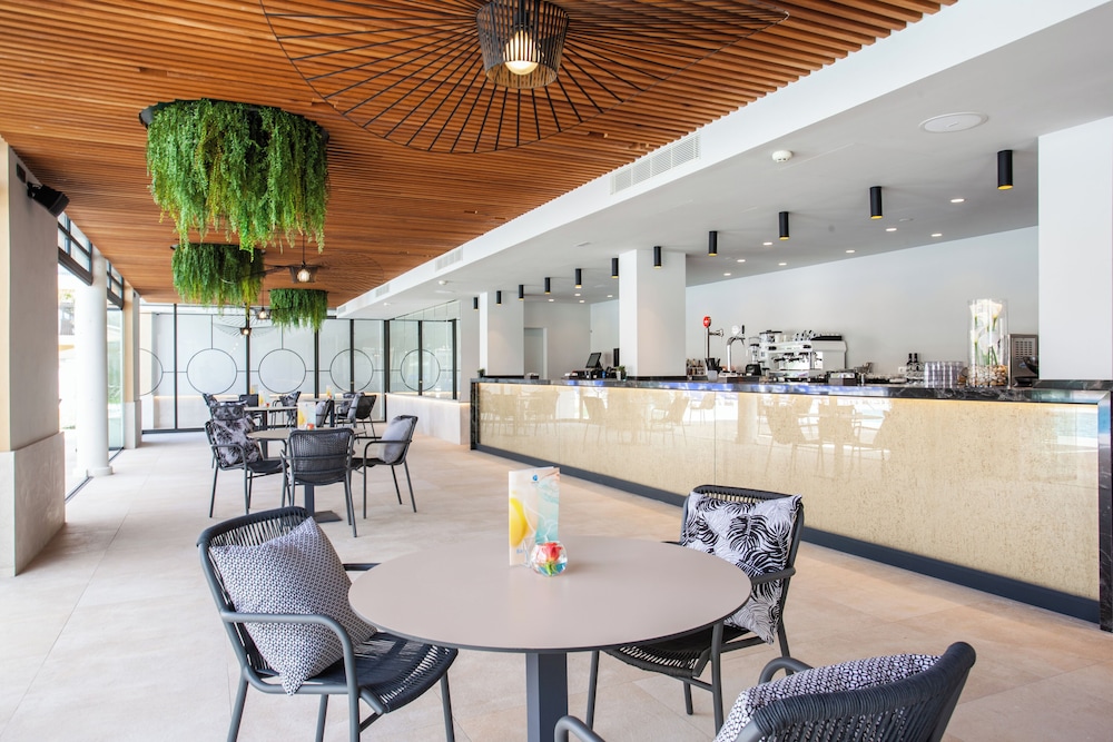 Poolside bar