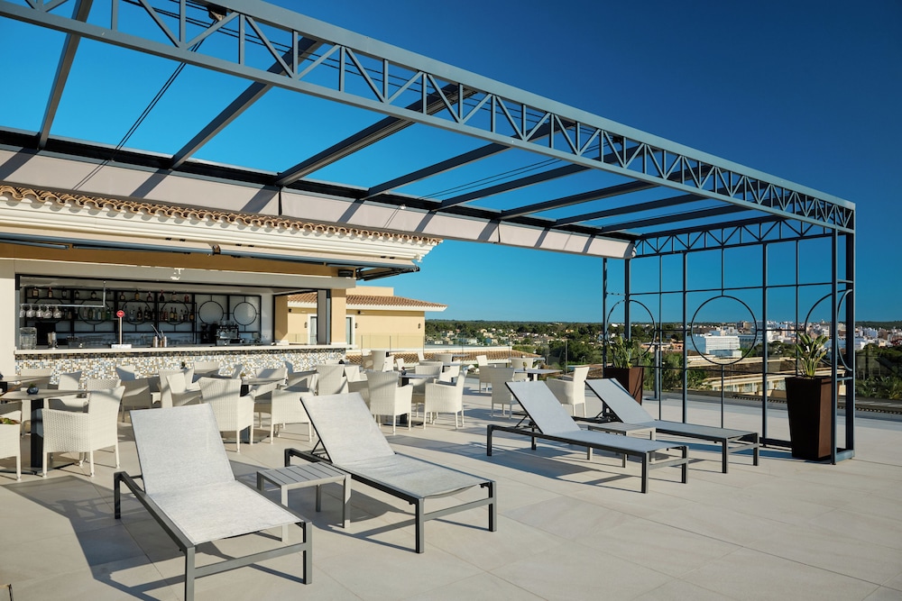 Poolside bar