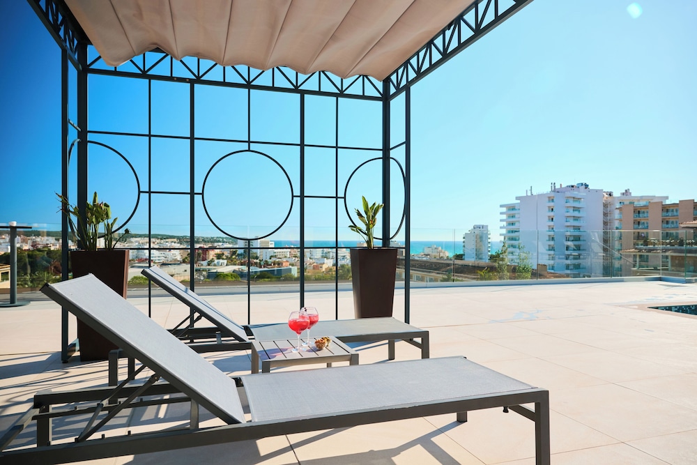 Poolside bar