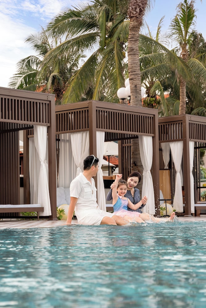 Indoor/outdoor pool
