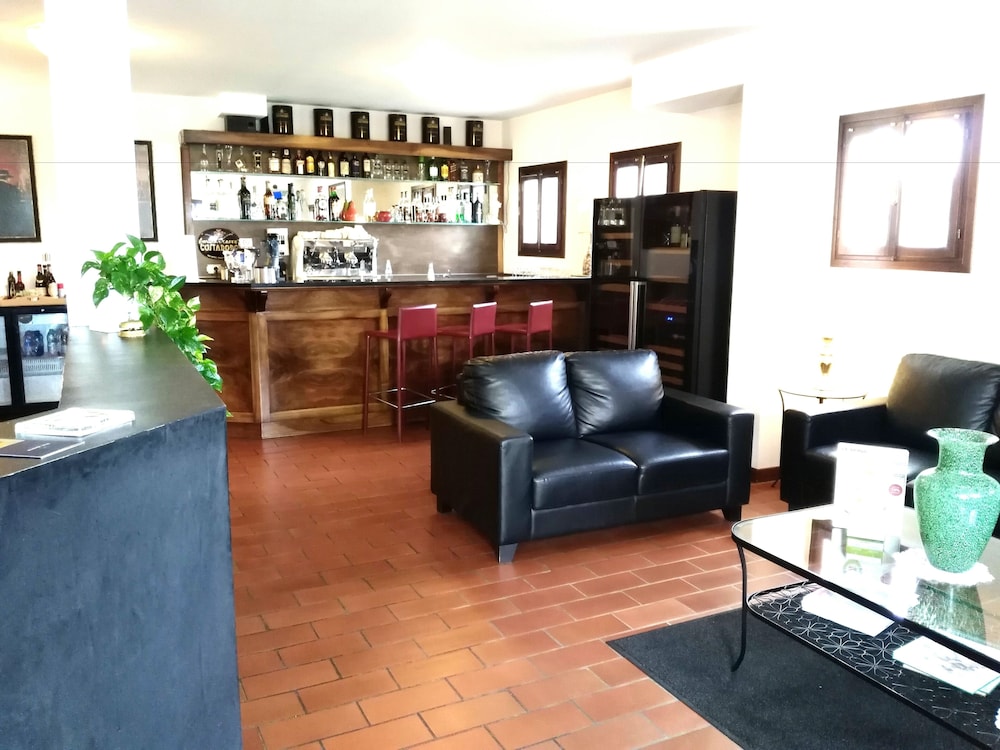 Lobby lounge