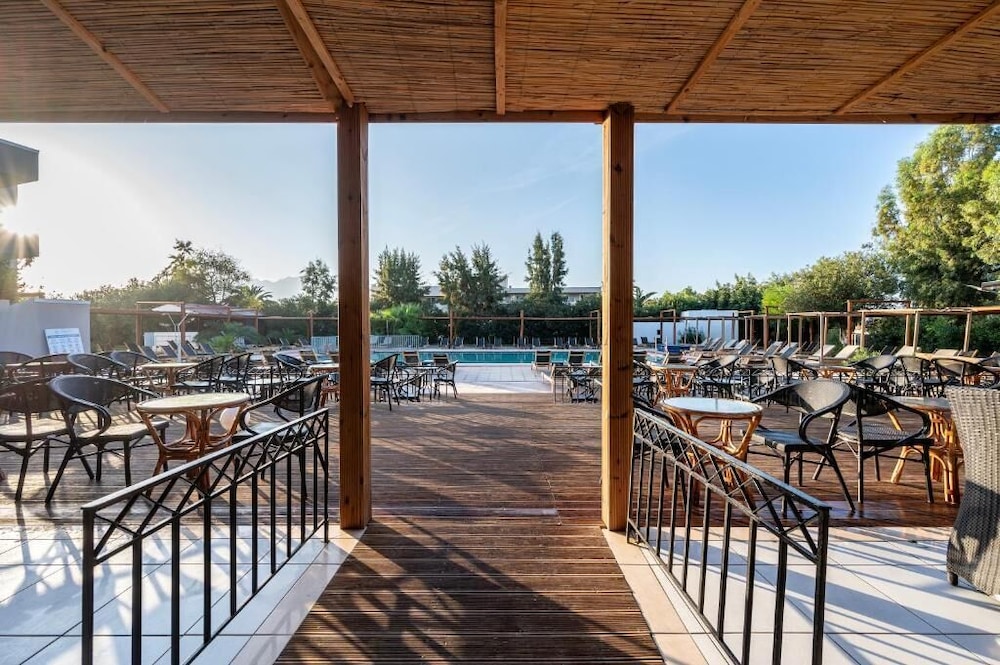 Poolside bar
