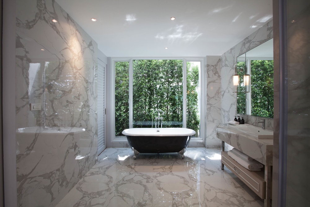 Deep soaking bathtub