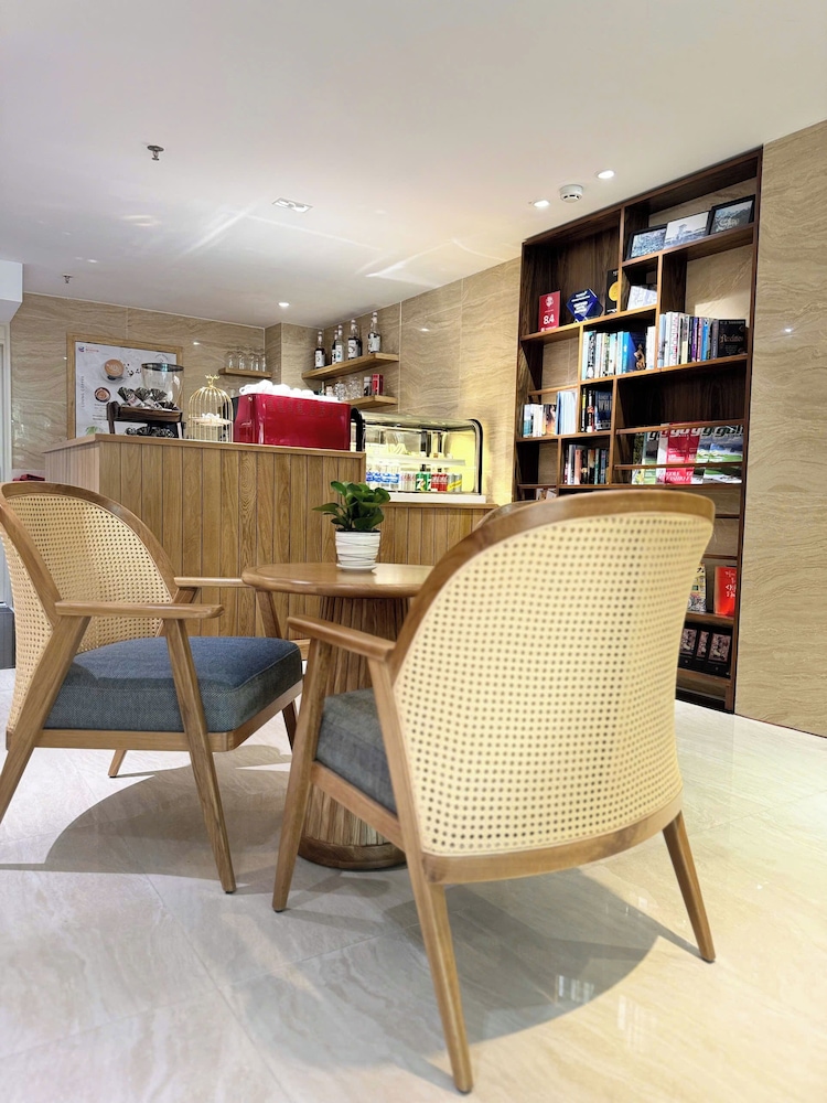 Dining,Dining Area,Restaurant,On-Site