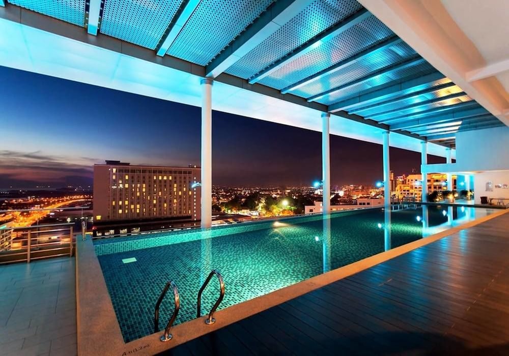 Infinity pool