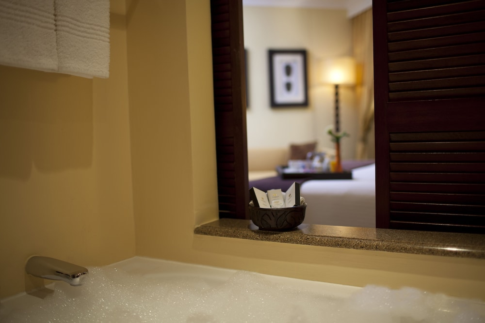 Deep soaking bathtub