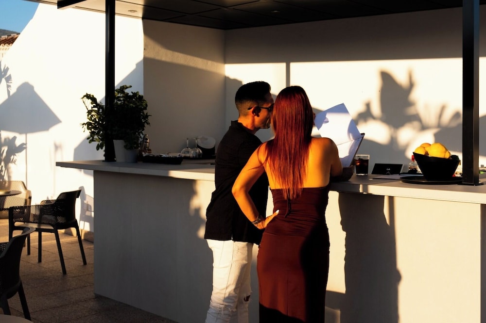 Poolside bar