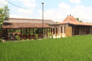 thumbnail: Front of property