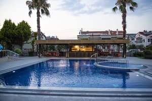thumbnail: Swim-up bar