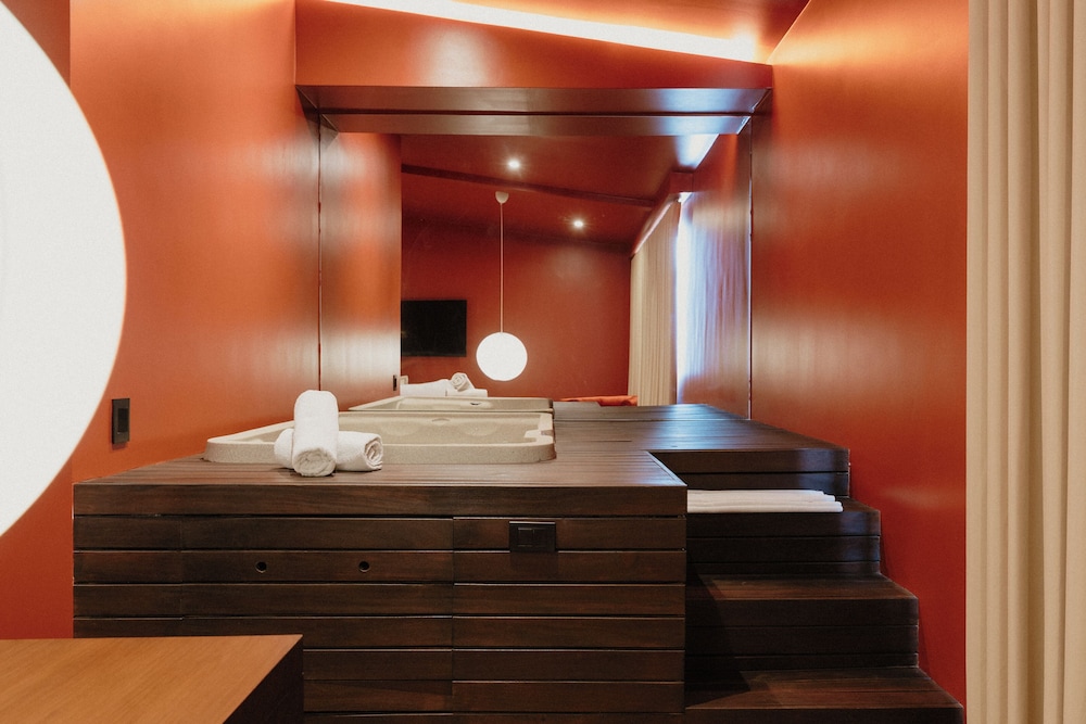 Private spa tub