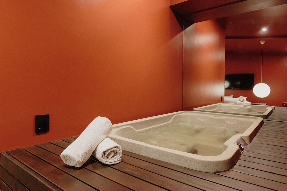 Private spa tub