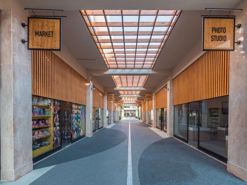 Shopping mall