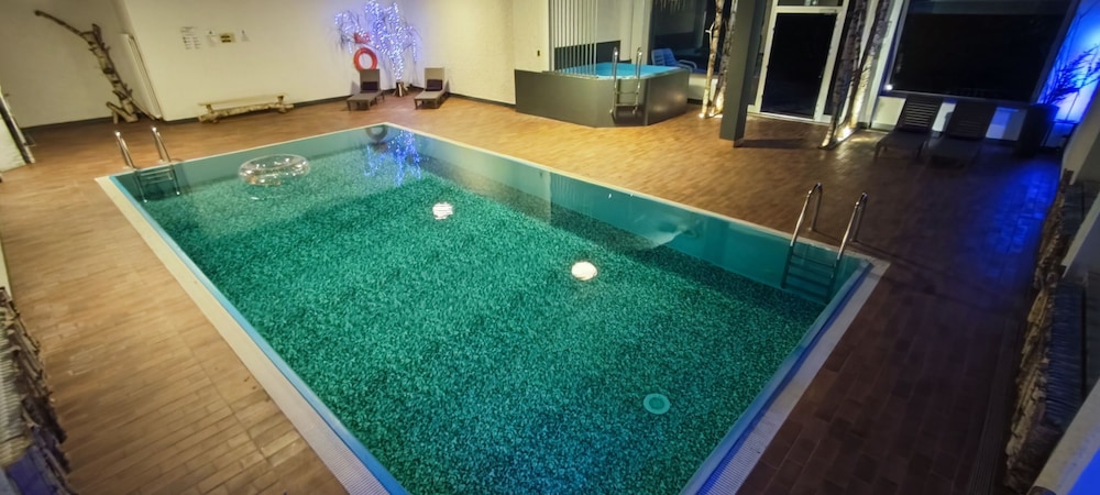 Indoor spa tub