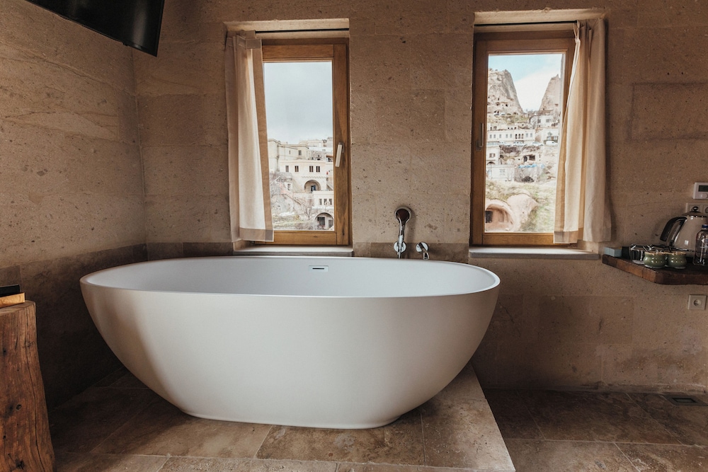 Deep soaking bathtub