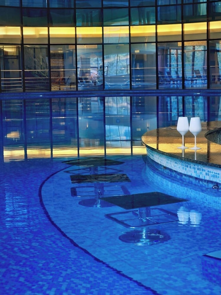 Poolside bar