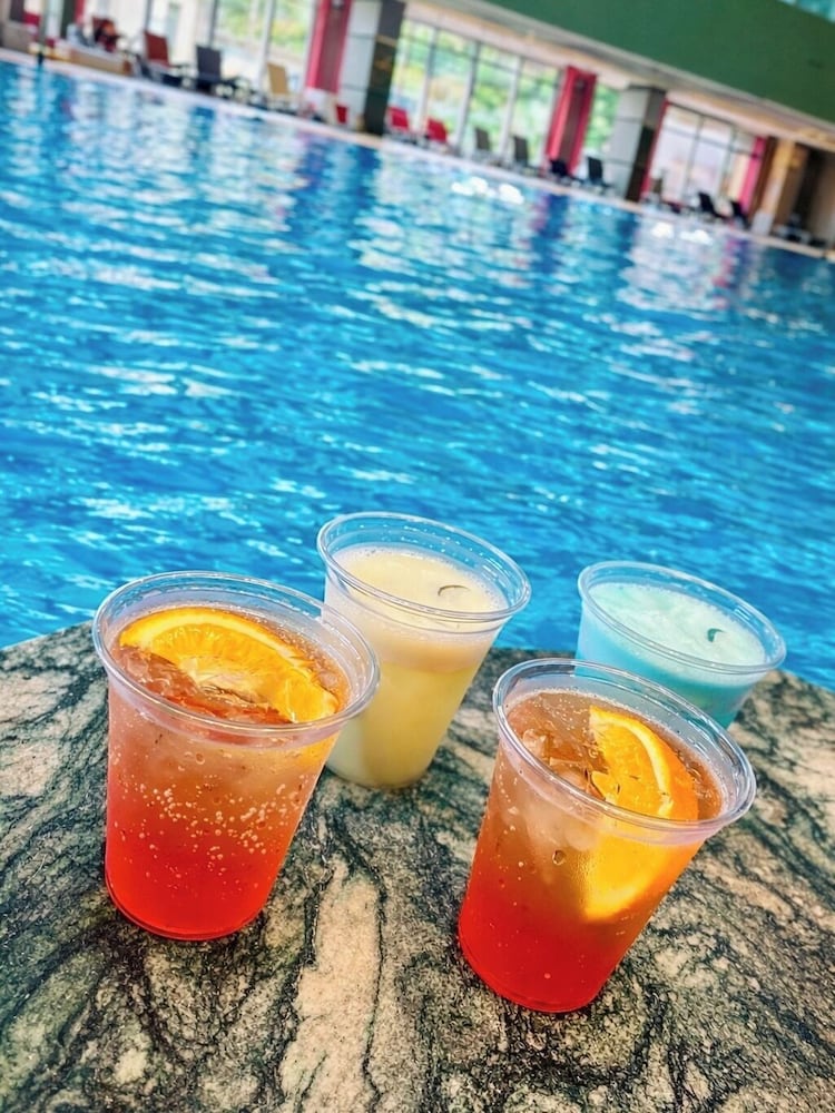 Poolside bar