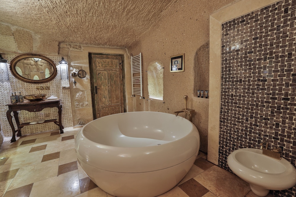Deep soaking bathtub