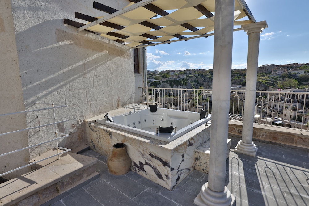 Jetted tub