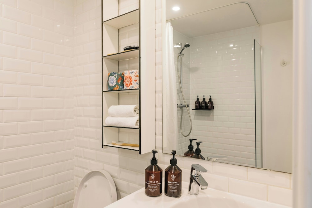 Bathroom amenities