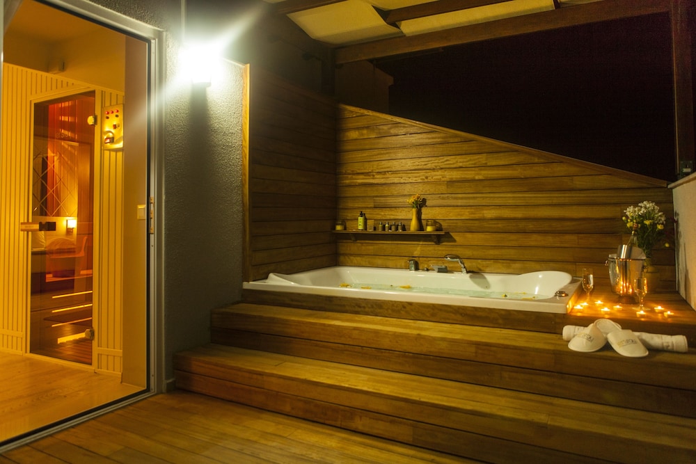 Deep soaking bathtub