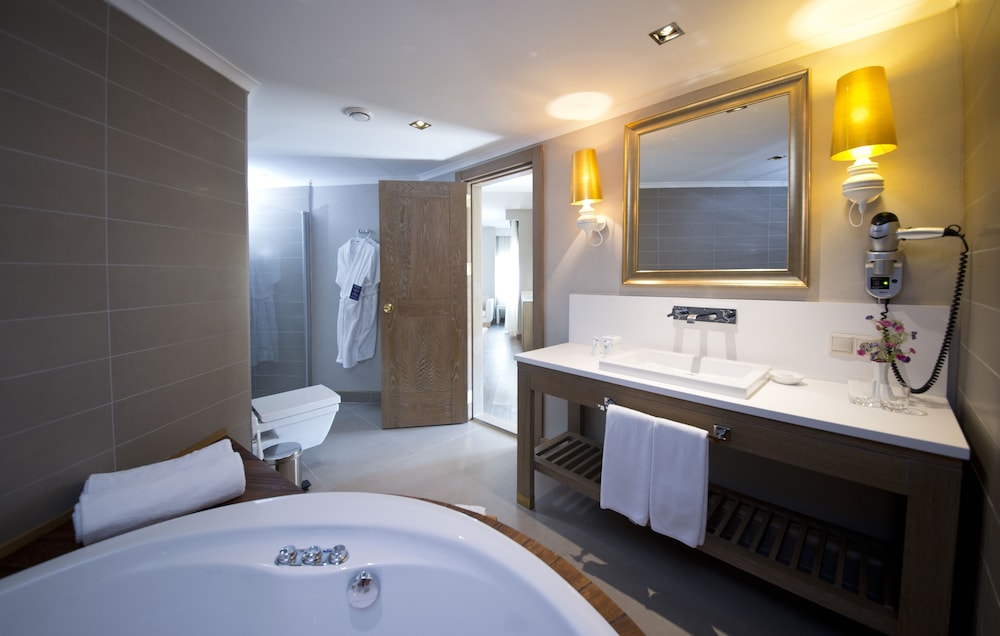 Jetted tub