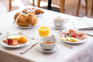 thumbnail: Breakfast area