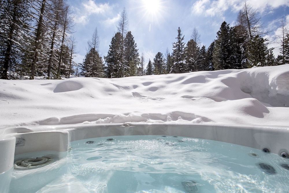 Private spa tub