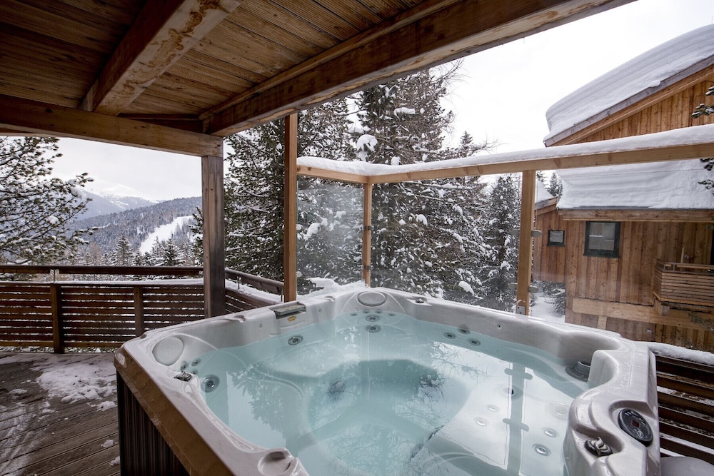 Private spa tub
