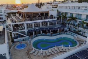 thumbnail: Poolside bar