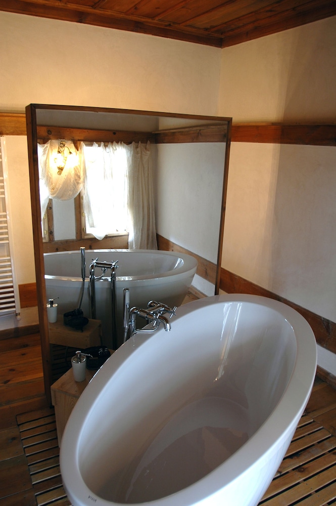 Deep soaking bathtub