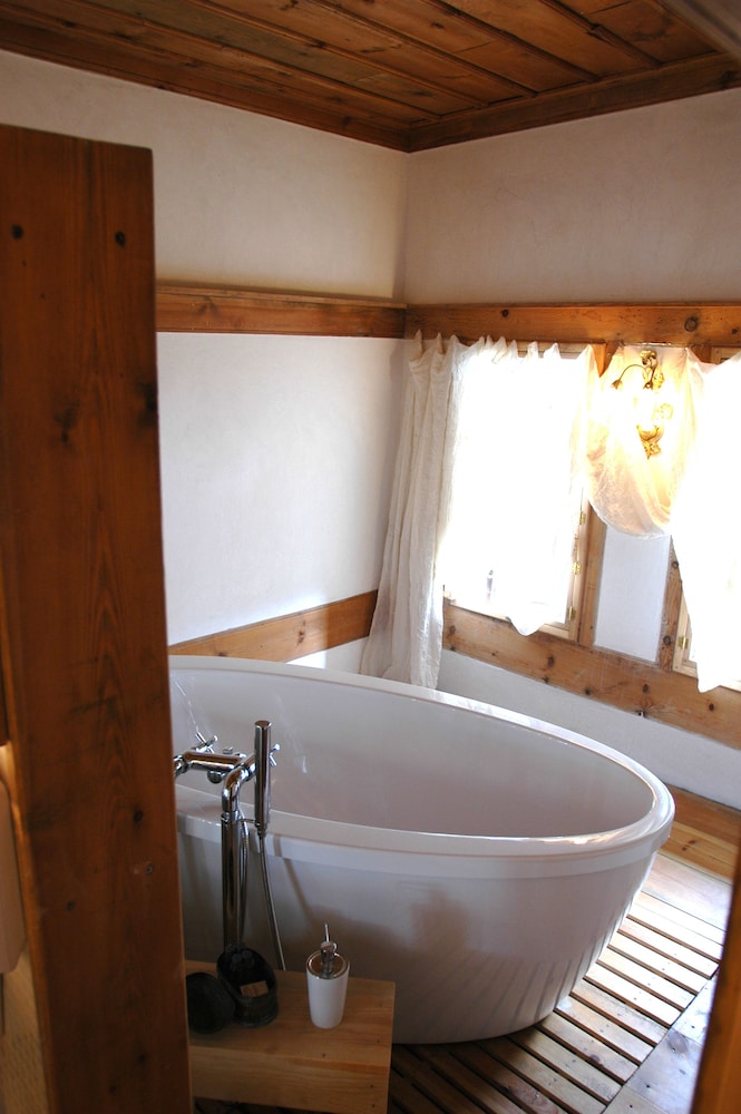 Deep soaking bathtub