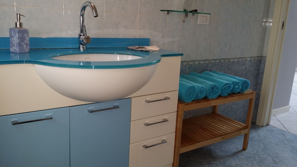 Bathroom sink