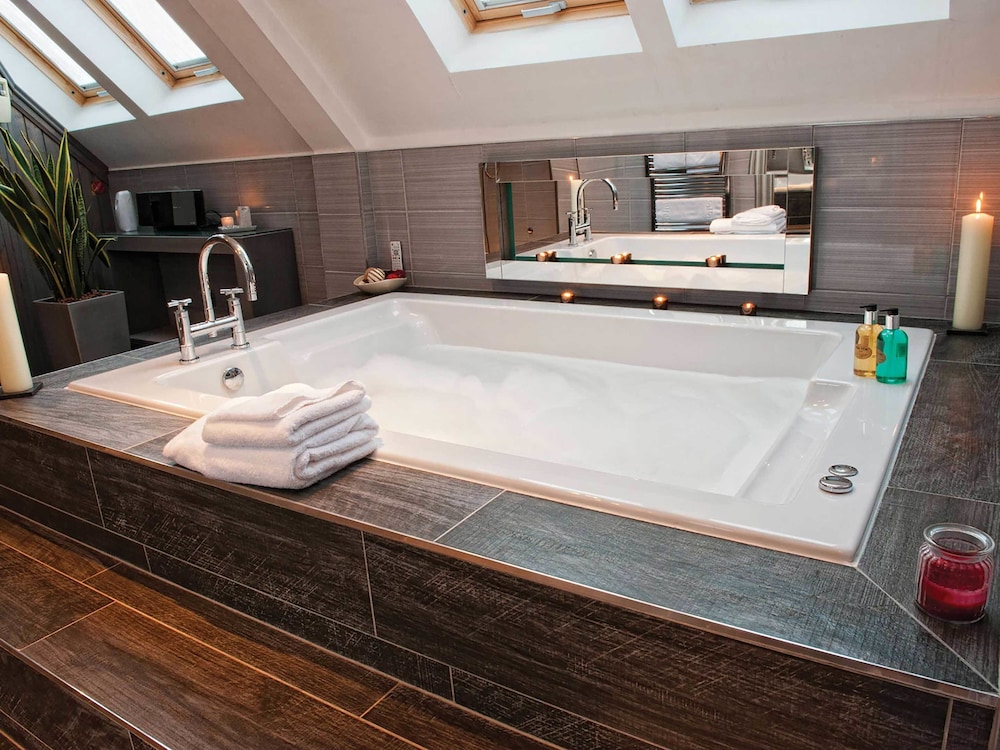 Jetted tub