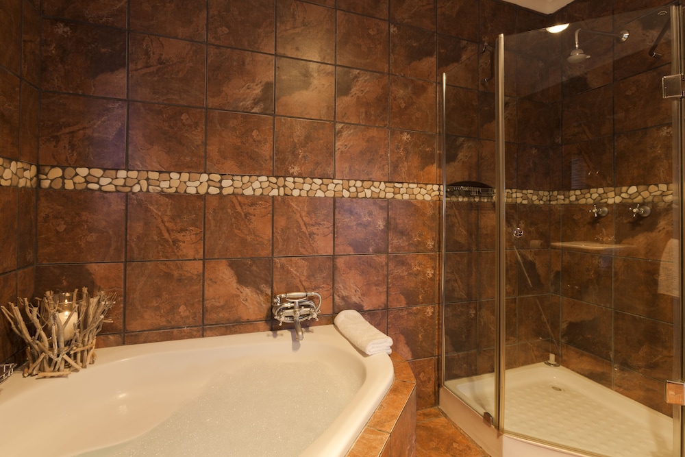 Deep soaking bathtub