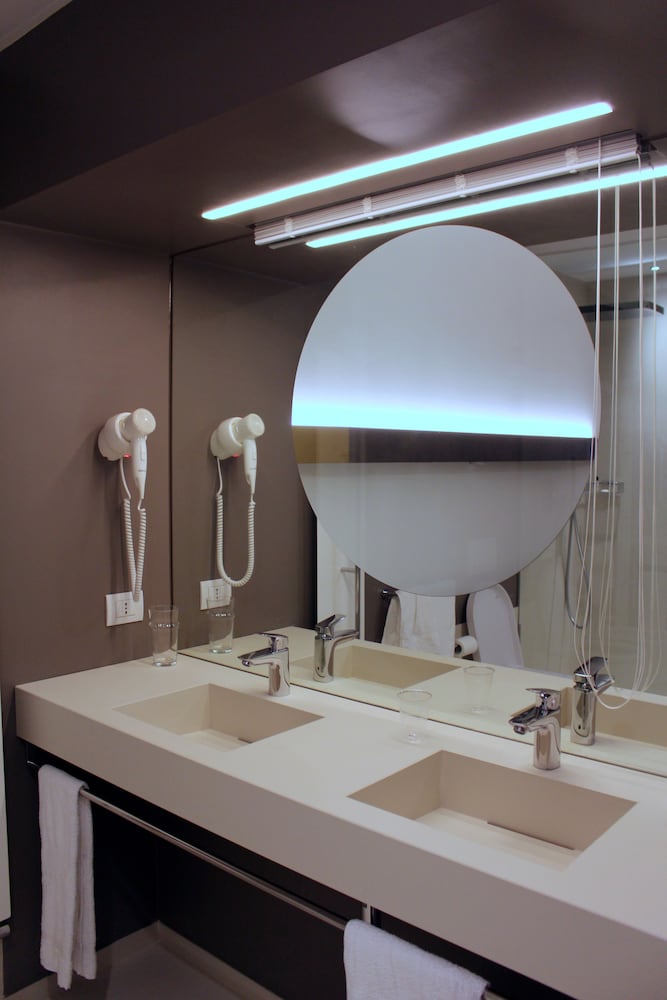Bathroom sink