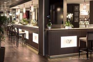 thumbnail: Bar (on property)