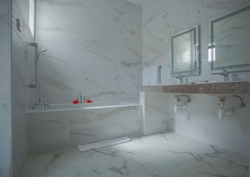 Deep soaking bathtub