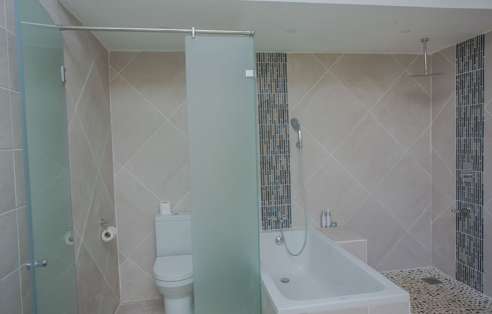 Deep soaking bathtub